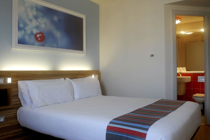 Travelodge Nottingham Central Экстерьер фото